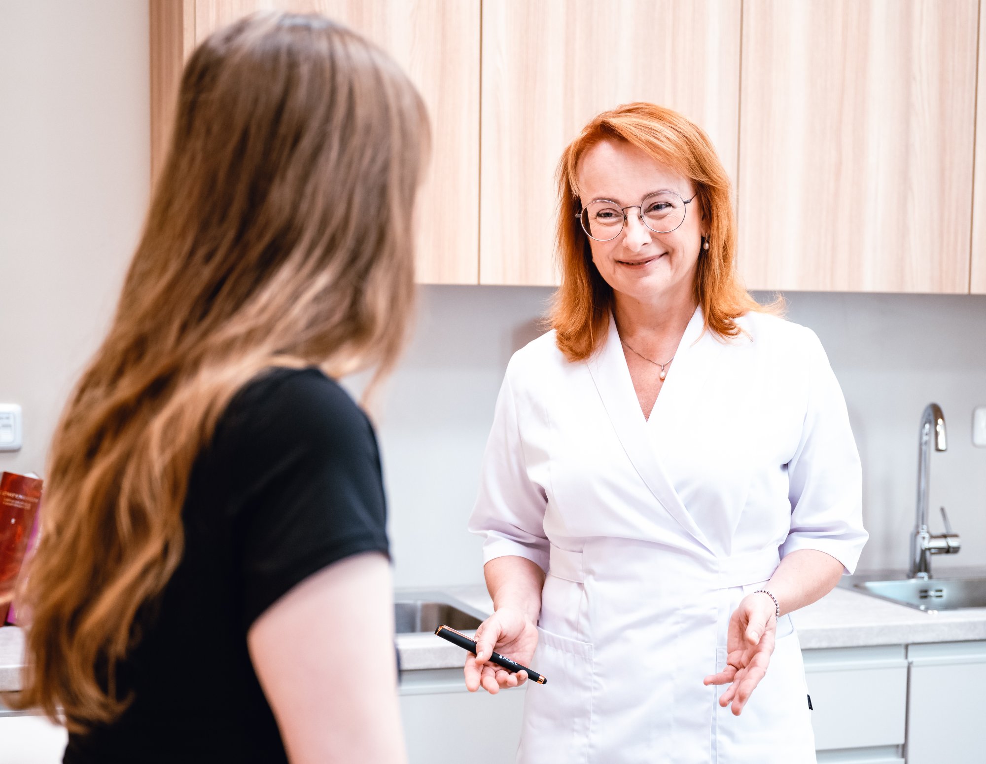 MUDr. Zuzana Čepická Líbalová při vyšetření pacientky na Klinice AGEL PLUS